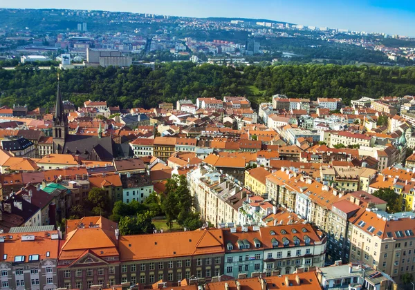 Praga, Repubblica Ceca, il 5 luglio 2010. Vista della città da una piattaforma di rilevamento di una torre televisiva — Foto Stock