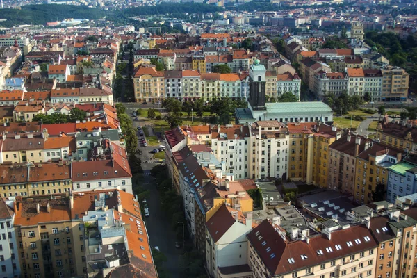 Praga, República Checa, em 5 de julho de 2010. Vista da cidade a partir de uma plataforma de pesquisa de uma torre de televisão — Fotografia de Stock