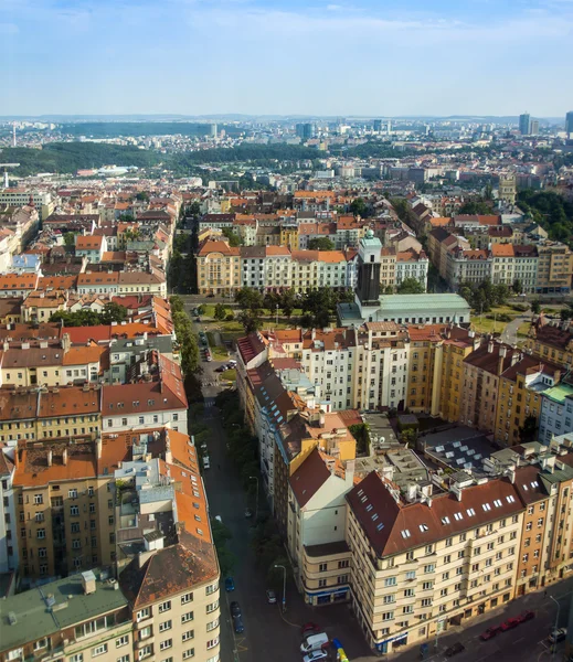 Prague, Cseh Köztársaság, július 5-én, 2010. kilátás nyílik a városra a TV-torony ból felmérés platform — Stock Fotó