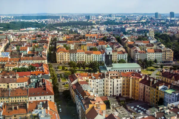 Prague, Cseh Köztársaság, július 5-én, 2010. kilátás nyílik a városra a TV-torony ból felmérés platform — Stock Fotó