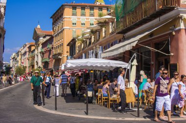 Nice, Fransa, 3 Temmuz 2011 tarihinde. yaz öğleden sonra tipik kent görünümünde. turistler ve vatandaşların caddeden aşağı git