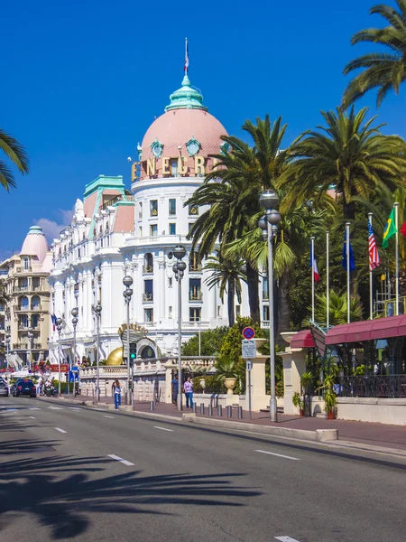 Nice, France, on July 3, 2011. English promenade (Promenade des Anglais) in the sunny day. Promenade des Anglais in Nice - one of the most beautiful and known embankments in Europe — Stock Photo, Image