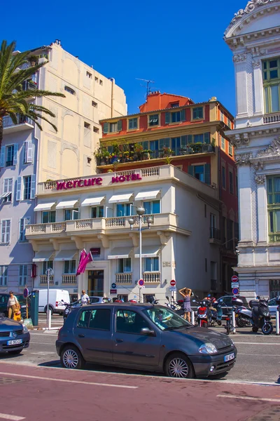 Nice, France, on July 3, 2011. Typical urban view in the summer afternoon. Tourists and citizens go down the street — Stock Photo, Image