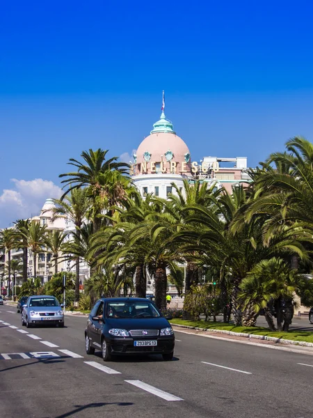 Nice, France, le 3 juillet 2011. Promenade anglaise (Promenade des Anglais) par temps ensoleillé. Promenade des Anglais à Nice - l'un des plus beaux et connus remblais d'Europe — Photo