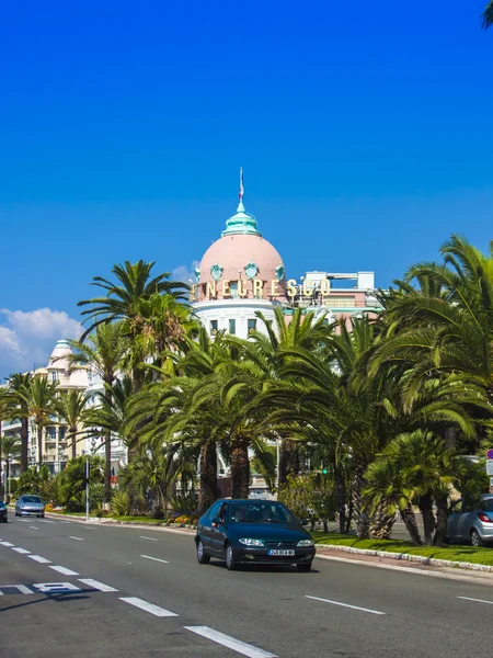 Nice, Francia, il 3 luglio 2011. Passeggiata inglese (Promenade des Anglais) nella giornata di sole. Promenade des Anglais a Nizza - uno degli argini più belli e conosciuti d'Europa — Foto Stock