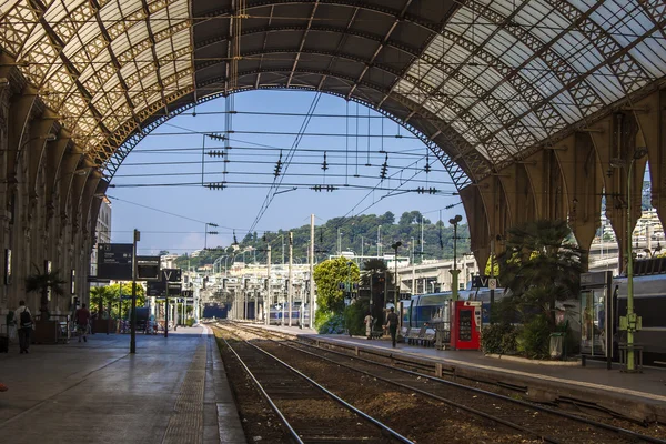 Nice, Fransa, 1 Temmuz 2011 tarihinde. Şehir tren istasyonu platformu — Stok fotoğraf