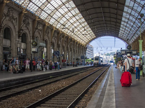 Niza, Francia, el 1 de julio de 2011. Plataformas de la estación de tren de la ciudad — Foto de Stock