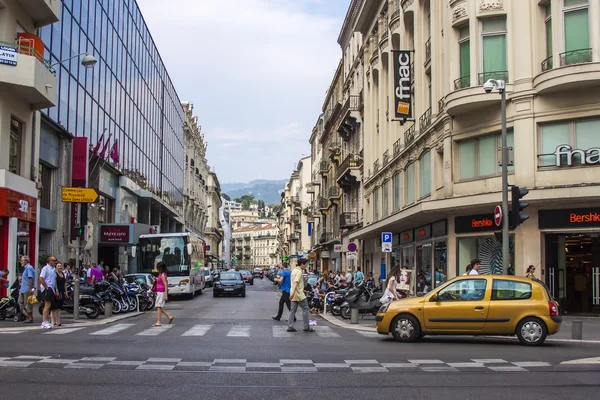 Nice, Francia, il 3 luglio 2011. Tipica vista urbana nel pomeriggio estivo. Turisti e cittadini scendono in strada — Foto Stock