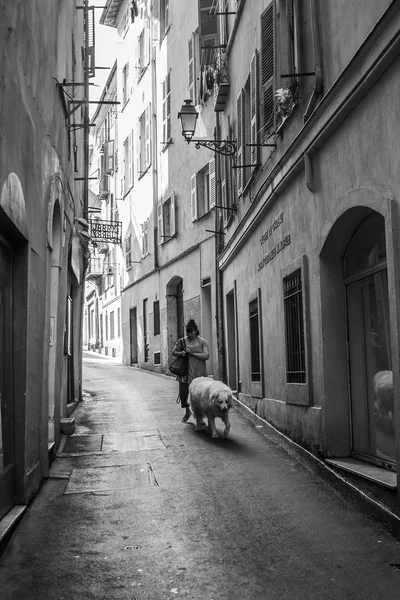 Nicea, Francja, 3 lipca 2011 roku. wąskiej uliczce na starym mieście. obraz czarno-biały — Zdjęcie stockowe