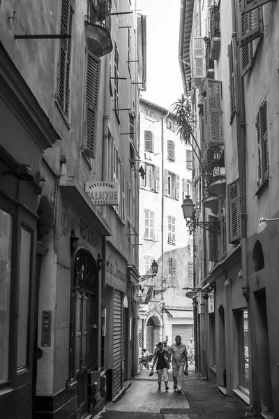 Nice, França, em 3 de julho de 2011. Rua estreita na cidade velha. Imagem em preto e branco — Fotografia de Stock