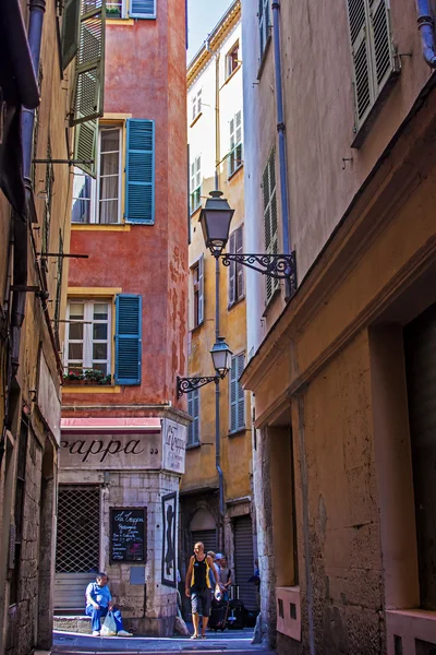 Nice, France, le 3 juillet 2011. Rue étroite dans la vieille ville — Photo