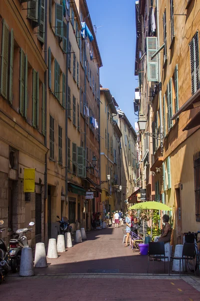 Nice, France, on July 3, 2011. Narrow street in the old city — Stock Photo, Image