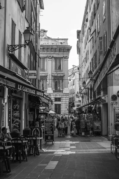 Nice, France, on July 3, 2011. Narrow street in the old city. Black-and-white image — Stock Photo, Image