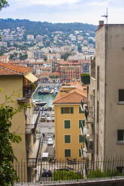 Nice, Fransa, 3 Temmuz 2011 tarihinde. yaz öğleden sonra tipik kent görünümünde. turistler ve vatandaşların caddeden aşağı git