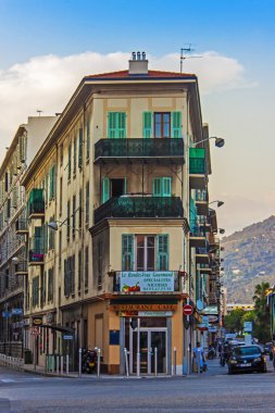 Nice, Fransa, 3 Temmuz 2011 tarihinde. yaz öğleden sonra tipik kent görünümünde. turistler ve vatandaşların caddeden aşağı git