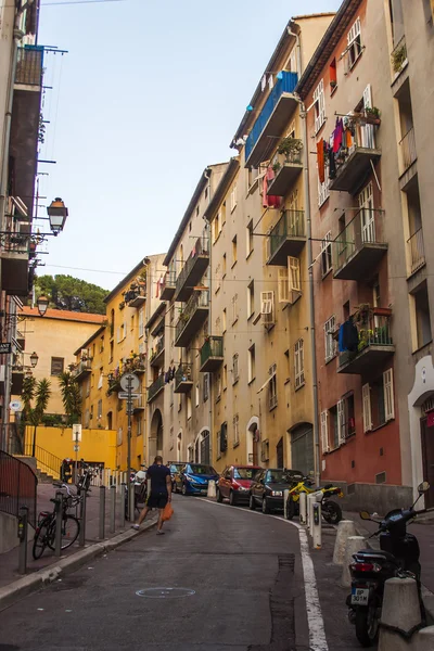 Nice, France, on July 3, 2011. The narrow curve street in the old city — Stock Photo, Image