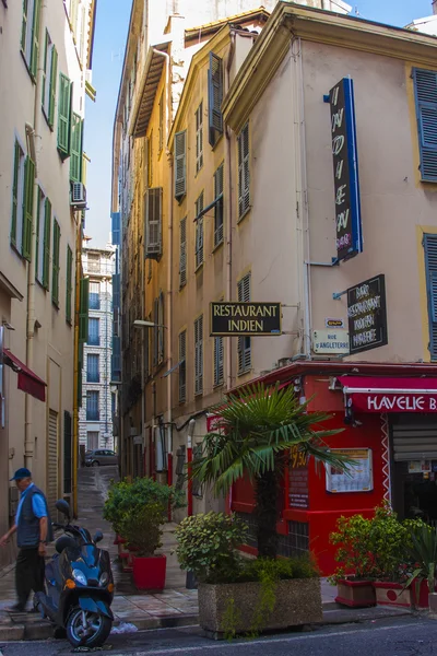 Nice, Frankrike, juli 3, 2011. smala gatan kurvan i den gamla staden — Stockfoto