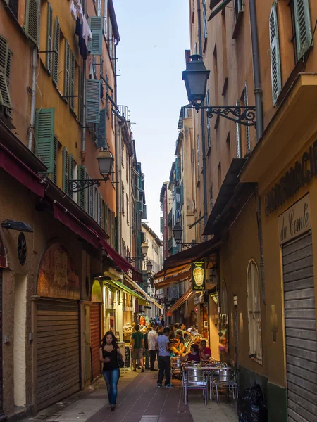 Nice, Francia, il 3 luglio 2011. La stretta strada curva nella città vecchia — Foto Stock