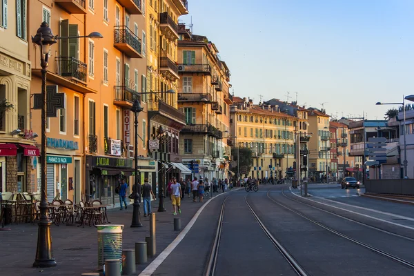 Niza, Francia, el 3 de julio de 2011. Vista típica urbana en la tarde de verano. Turistas y ciudadanos bajan por la calle — Foto de Stock