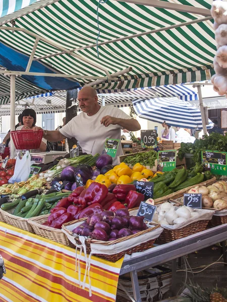 Nice, Franciaország, július 3, 2011. a gyümölcs a város piacán kereskedelmi — Stock Fotó