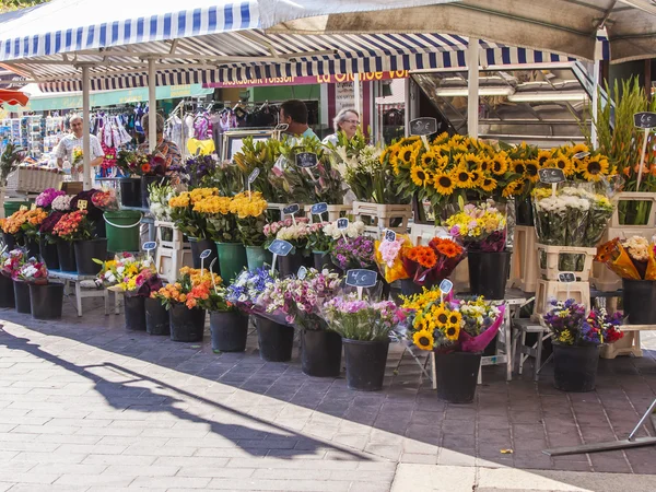 Nice, França, em 3 de julho de 2011. Comércio de flores no mercado da cidade — Fotografia de Stock