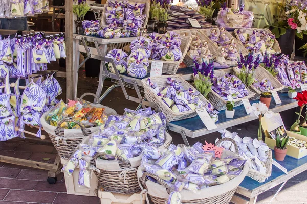 Nice, France, on July 3, 2011. Trade in souvenirs from Provence in the city market — Stock Photo, Image