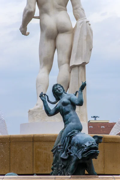 Bello, Francia. Frammento della scultura che decora la fontana in Piazza Victor Massen — Foto Stock