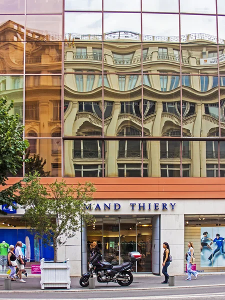 Nice, France, on July 3, 2011. Typical urban view. Reflection in the window — Stock Photo, Image