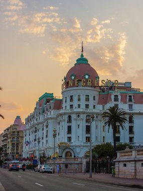 Nice, Fransa, 6 Temmuz 2011 tarihinde. İngilizce mesire (promenade des anglais). Des anglais mesire güzel - Avrupa'nın en güzel ve bilinen bentleri biri