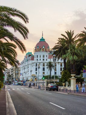 Nice, Fransa, 6 Temmuz 2011 tarihinde. İngilizce mesire (promenade des anglais). Des anglais mesire güzel - Avrupa'nın en güzel ve bilinen bentleri biri