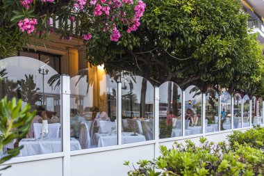 Nice, Fransa, 6 Temmuz 2011 tarihinde. İngilizce mesire (promenade des anglais). Yaz kafe