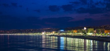 Nice, Fransa, 6 Temmuz 2011 tarihinde. Geceleri İngilizce mesire (promenade des anglais). Des anglais mesire güzel - Avrupa'nın en güzel ve bilinen bentleri biri