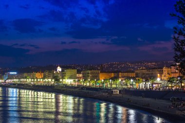 Nice, Fransa, 6 Temmuz 2011 tarihinde. Geceleri İngilizce mesire (promenade des anglais). Des anglais mesire güzel - Avrupa'nın en güzel ve bilinen bentleri biri