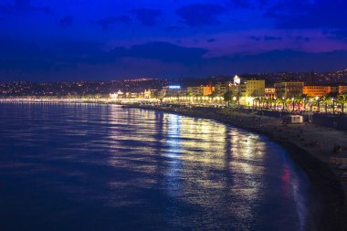 Nice, Fransa, 6 Temmuz 2011 tarihinde. Geceleri İngilizce mesire (promenade des anglais). Des anglais mesire güzel - Avrupa'nın en güzel ve bilinen bentleri biri