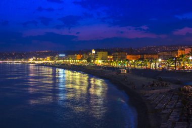 Nice, Fransa, 6 Temmuz 2011 tarihinde. Geceleri İngilizce mesire (promenade des anglais). Des anglais mesire güzel - Avrupa'nın en güzel ve bilinen bentleri biri