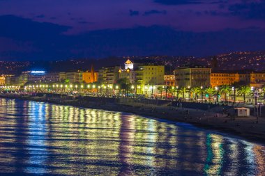 Nice, Fransa, 6 Temmuz 2011 tarihinde. Geceleri İngilizce mesire (promenade des anglais). Des anglais mesire güzel - Avrupa'nın en güzel ve bilinen bentleri biri