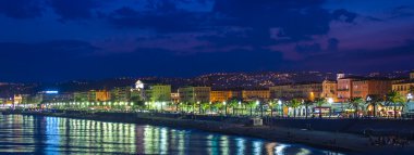 Nice, Fransa, 6 Temmuz 2011 tarihinde. Geceleri İngilizce mesire (promenade des anglais). Des anglais mesire güzel - Avrupa'nın en güzel ve bilinen bentleri biri