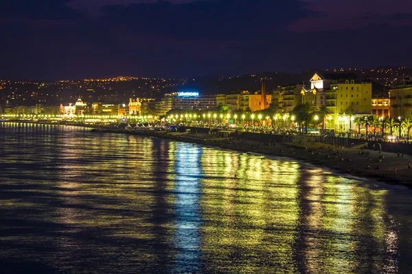 Nice, Fransa, 6 Temmuz 2011 tarihinde. Geceleri İngilizce mesire (promenade des anglais). Des anglais mesire güzel - Avrupa'nın en güzel ve bilinen bentleri biri