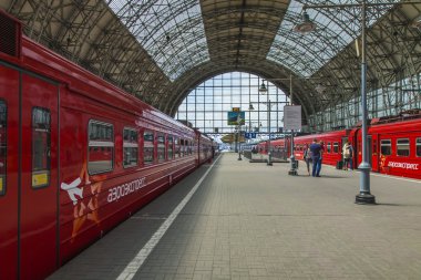 Moskova, Rusya, 5 Temmuz 2014 tarihinde. kiev istasyonu platformu aeroexpress Tren kalkış vnukovo Havalimanı bekliyor