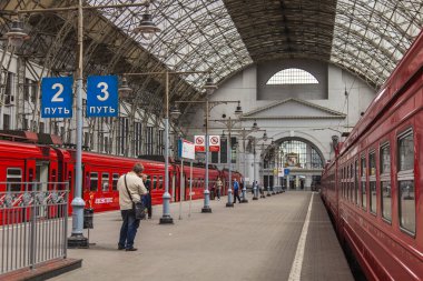 Moskova, Rusya, 5 Temmuz 2014 tarihinde. kiev istasyonu platformu aeroexpress Tren kalkış vnukovo Havalimanı bekliyor