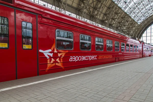 Moscú, Rusia, el 5 de julio de 2014. El tren aeroexpress en la plataforma de la estación de Kiev espera la salida en el aeropuerto de Vnukovo — Foto de Stock