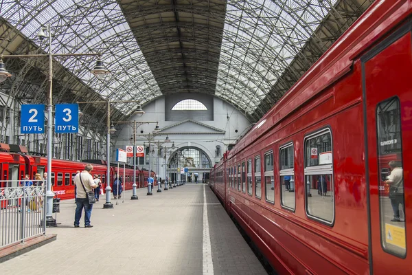 Moskova, Rusya, 5 Temmuz 2014 tarihinde. kiev istasyonu platformu aeroexpress Tren kalkış vnukovo Havalimanı bekliyor