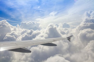 bulutlar bir uçağın penceresinden bakış