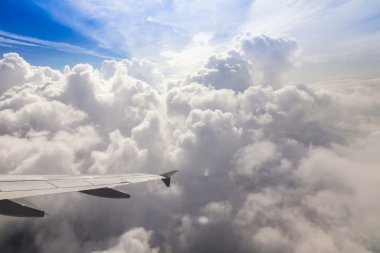 bulutlar bir uçağın penceresinden bakış