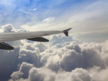 bulutlar bir uçağın penceresinden bakış