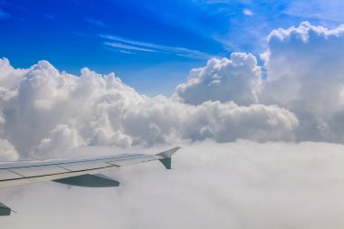 bulutlar bir uçağın penceresinden bakış