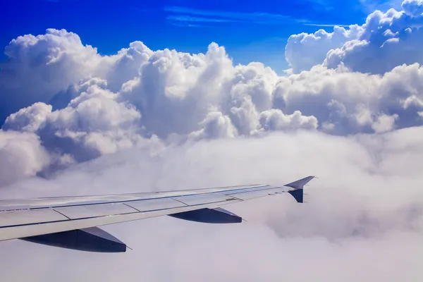 Bulutlar bir uçağın penceresinden bakış — Stok fotoğraf