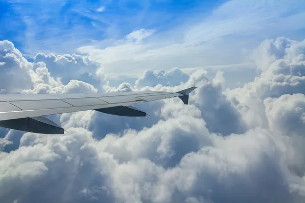 Pohled na mraky z okna letadla — Stock fotografie