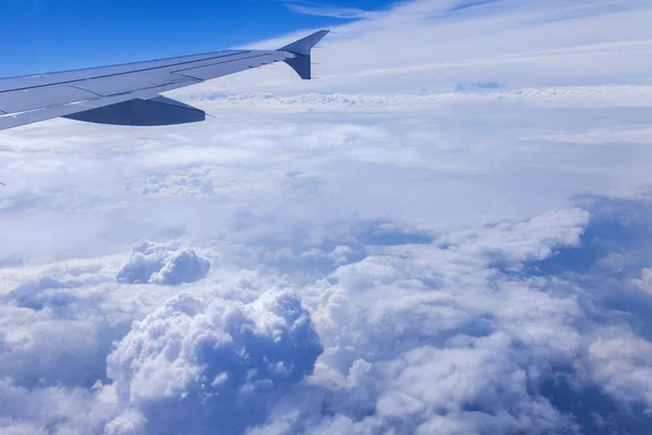 Blick auf Wolken aus einem Flugzeugfenster — Stockfoto