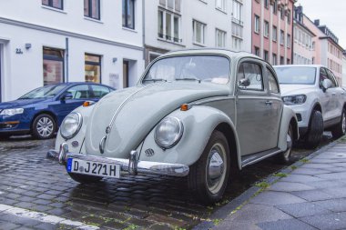 Dusseldorf, Almanya, 6 Temmuz 2014 tarihinde. eski model araba şehir cadde üzerinde